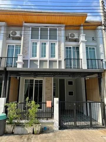 ให้เช่าทาวน์เฮ้าส์ 2 ชั้น โกลเด้นท์ทาวน์ บางนา สวน